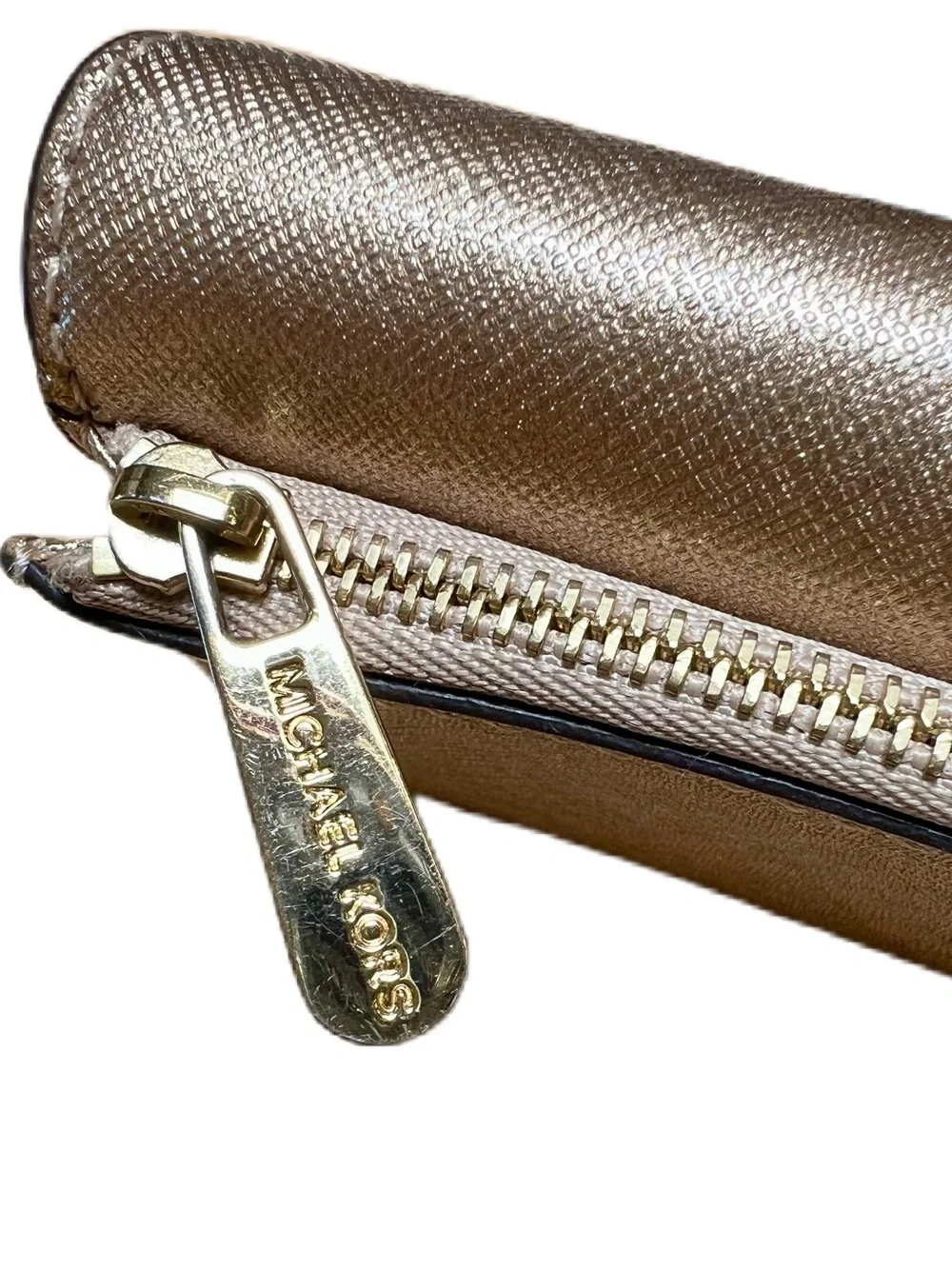MICHAEL KORS Gold wallet in Saffiano Coated Leather.